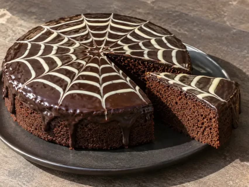 Kerek kakaós Halloween torta sötét csokoládébevonattal és fehércsokoládés pókhálóval